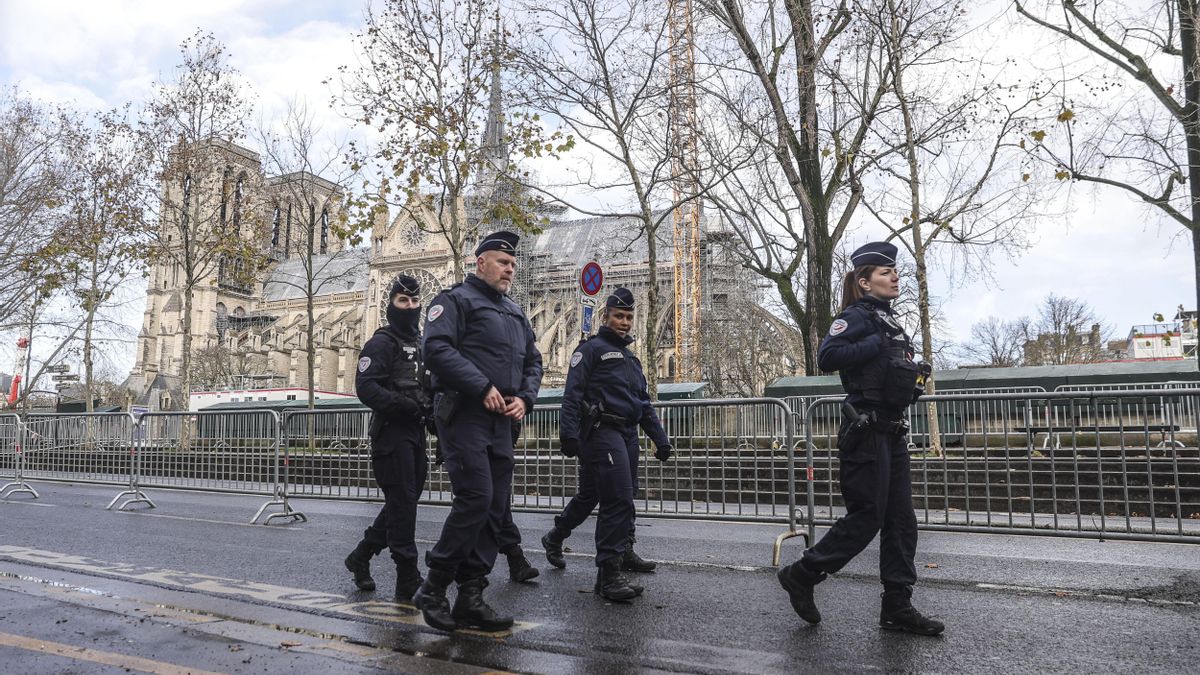Imagen de archivo. Un grupo de agentes de policía patrulla el perímetro de seguridad de la ceremonia de inauguración de la Catedral de Notre Dame de París, en París, Francia, el 7 de diciembre de 2024.