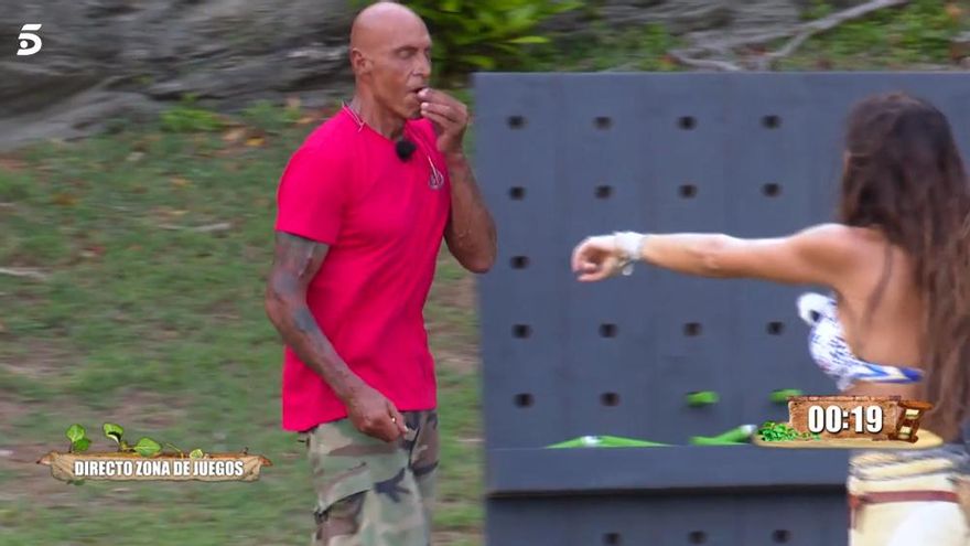 Lara Álvarez pilla a Kiko Matamoros en pleno intento de robar unos cereales en 'Supervivientes'