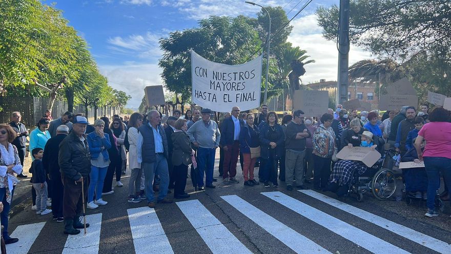 Concentración contra el cierre de la residencia de mayores de La Calzada de Oropesa