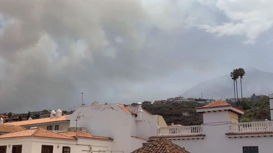 Vista de la columna de humo del incendio forestal en Los Realejos desde Icod de los Vinos
