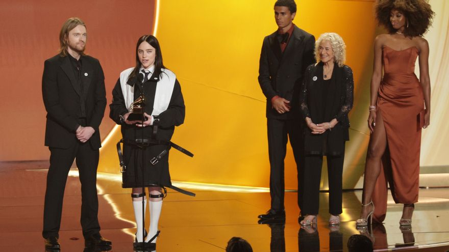 Finneas y Billie Eilish aceptan el Grammy a Canción del Año