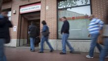El paro baja en 216.700 personas y se sitúa en niveles de 2010