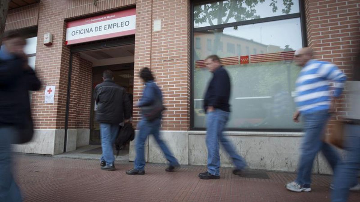 El paro baja en 216.700 personas en el segundo trimestre hasta 4.574.700