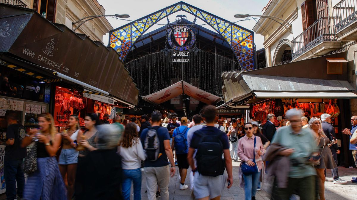 Acoso, insultos racistas y presiones contra las bajas: el 'rey de la Boqueria' de Barcelona acumula demandas laborales