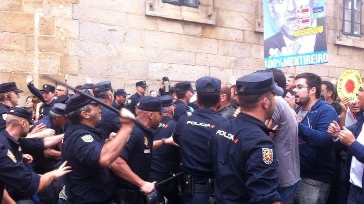 Las protestas contra los recortes y la visita de Merkel se saldan con varios heridos en cargas policiales en Santiago