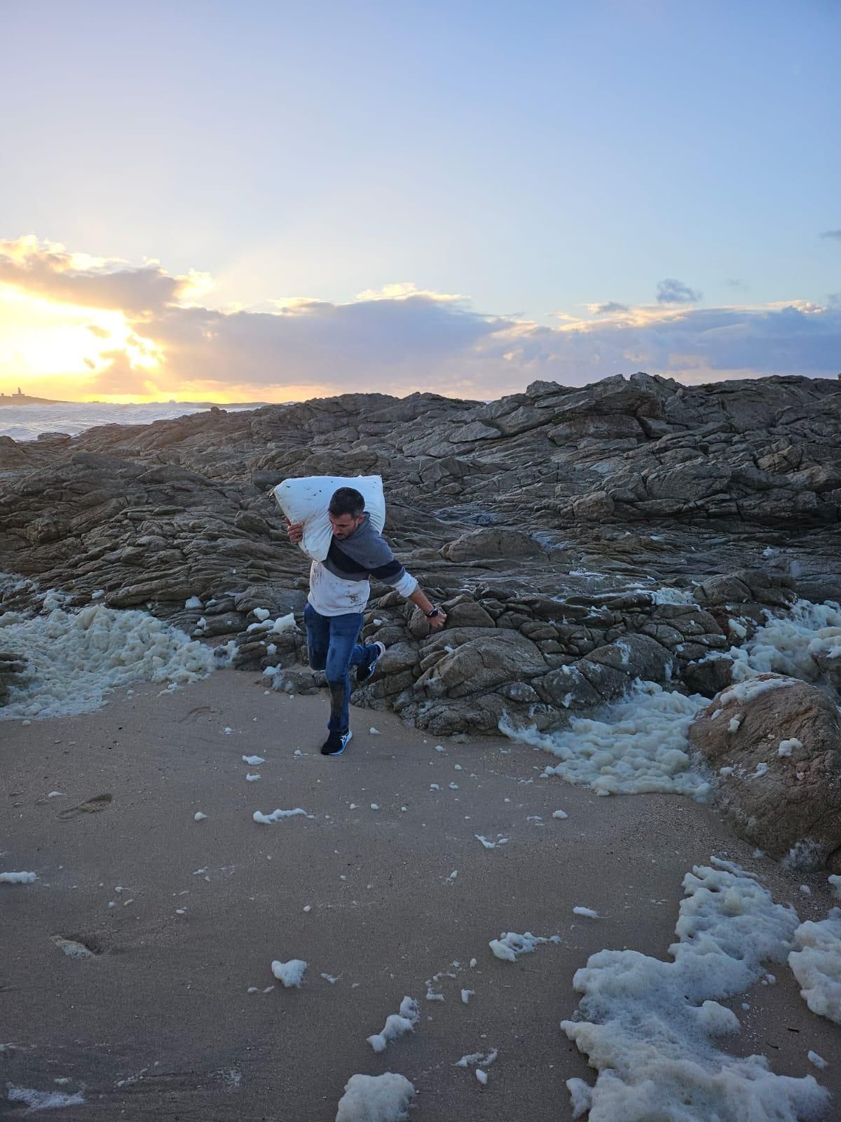 La Xunta ha hecho balance este lunes de la campaña de limpieza. Desde que comenzaron el operativo, entre todos los participantes han recogido 92 sacos de pellets, lo que da una idea del trabajo titánico realizado en solitario por Rodrigo.