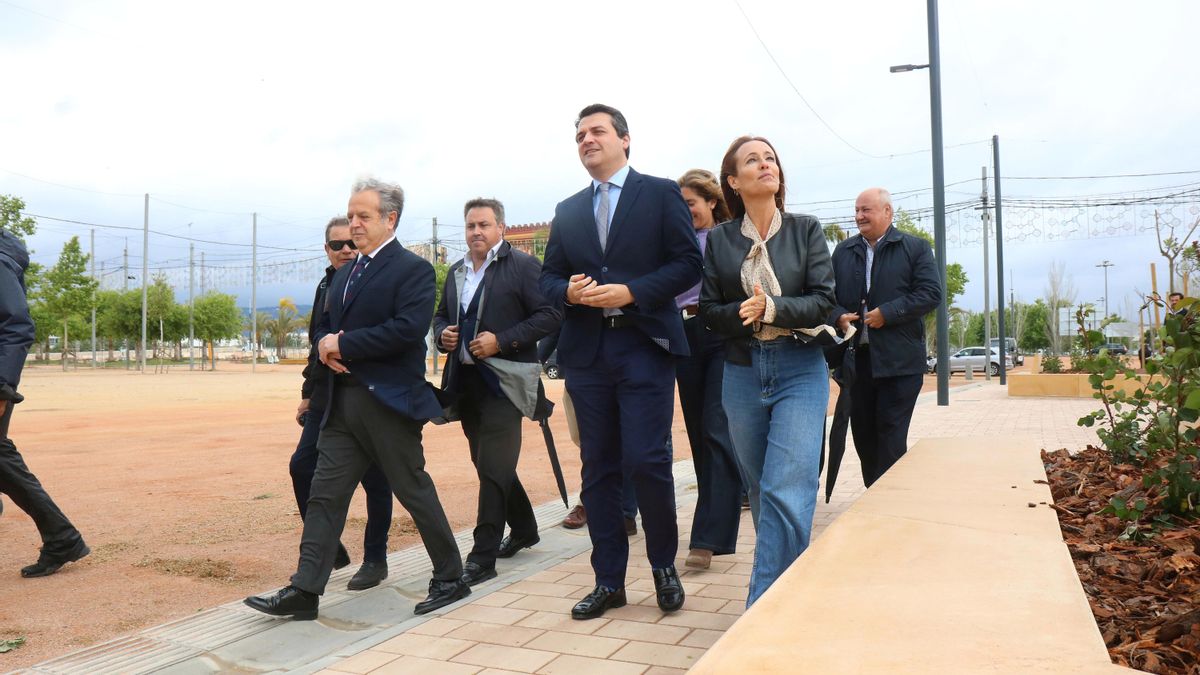 Visita institucional a la remodelada calle del Potro