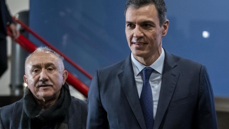 El presidente del Gobierno, Pedro Sánchez, junto al secretario general de UGT, Pepe Álvarez (i), asiste a la capilla ardiente por el ex secretario general de UGT, Nicolás Redondo, en la sede del sindicato, a 4 de enero de 2023, en Madrid (España).