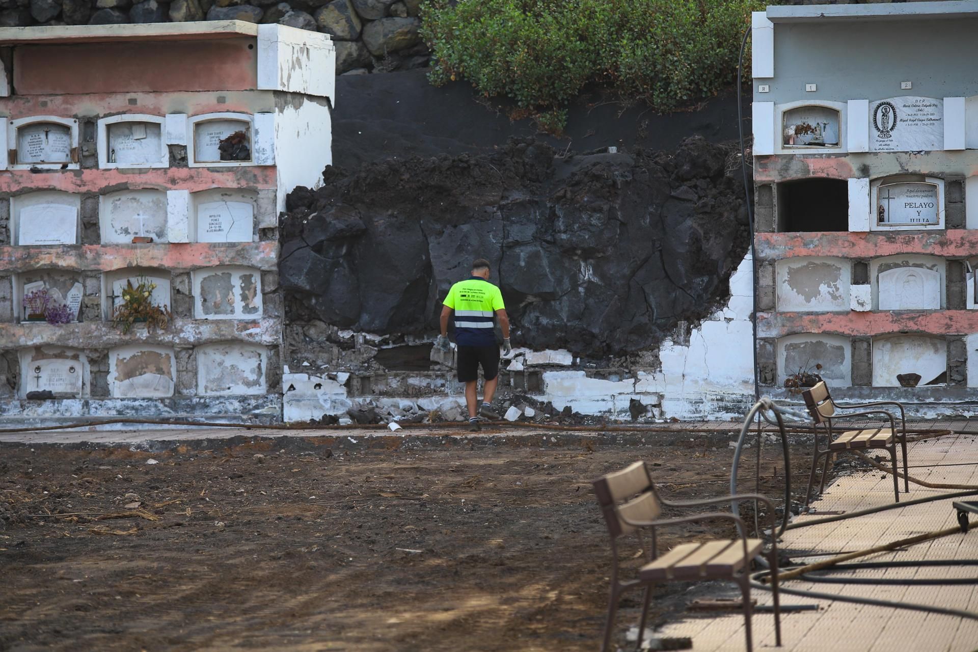 El Ayuntamiento de Los Llanos de Aridane ha comenzado las obras de la segunda fase de la reconstrucción del Cementerio de Nuestra Señora de Los Ángeles, en el barrio de Las Manchas, que fue sepultado parcialmente por las coladas del volcán Tajogaite.