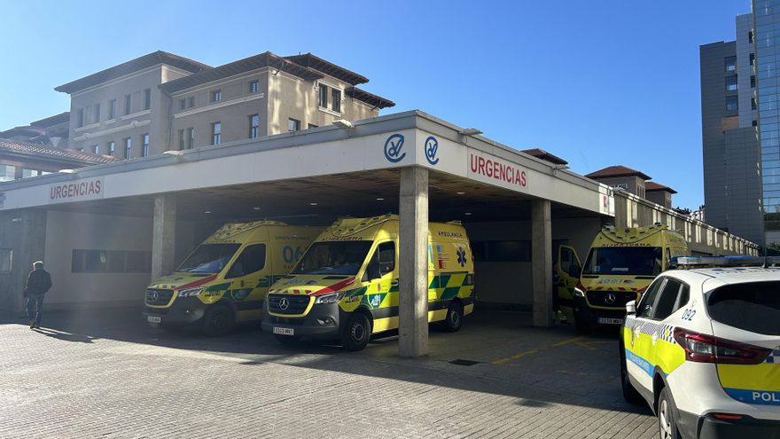 Ambulancias en Urgencias del Hospital Valdecilla.