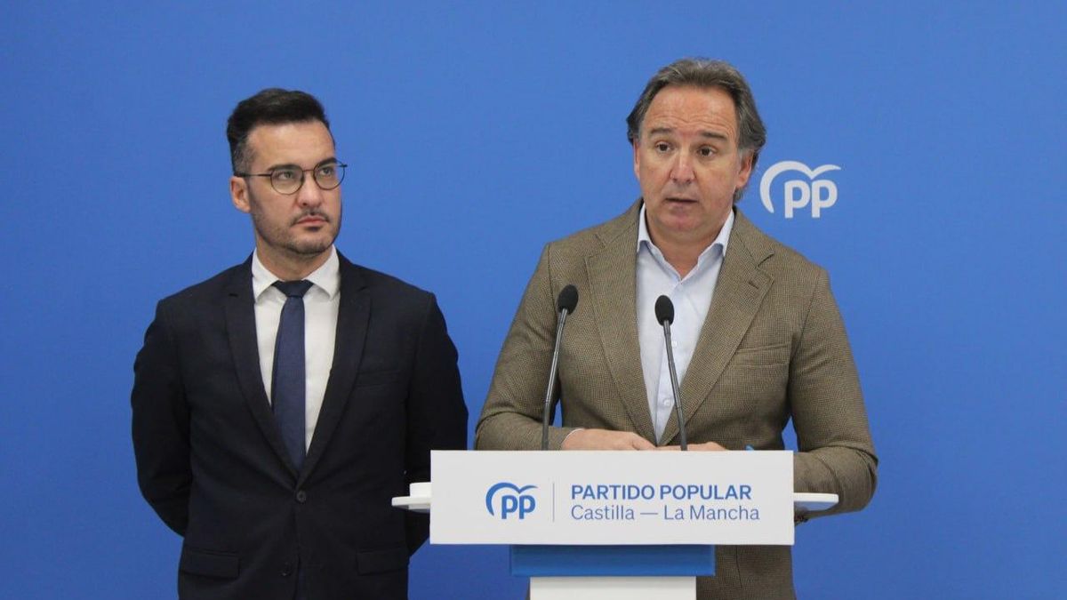 El senador y vicesecretario del área de Territorial del PP, Israel Pérez, y el presidente del Comité de alcaldes del Partido Popular de Castilla-La Mancha, Francisco Blanco