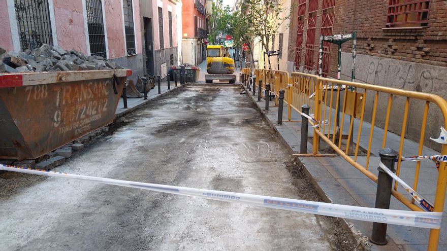 Cambiar adoquines por asfalto para soportar el tráfico pesado de Madrid: el Ayuntamiento reforma Montera y San Andrés