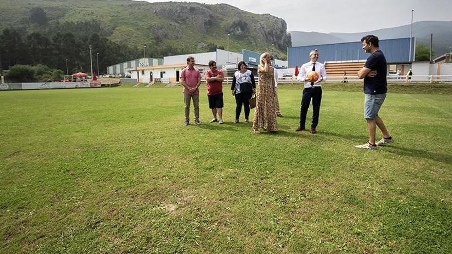 Visita del vicepresidente de Cantabria al campo de fútbol de Vallegón.