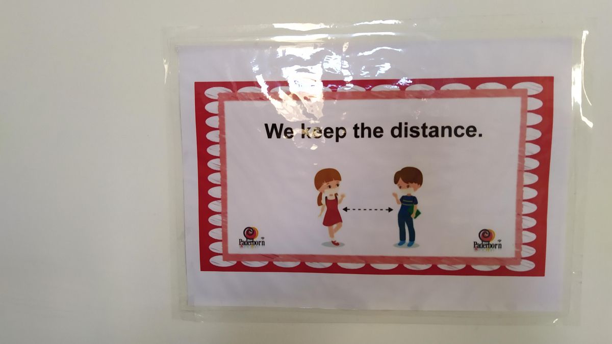 Cartel en inglés en un colegio de Pamplona para respetar las distancias