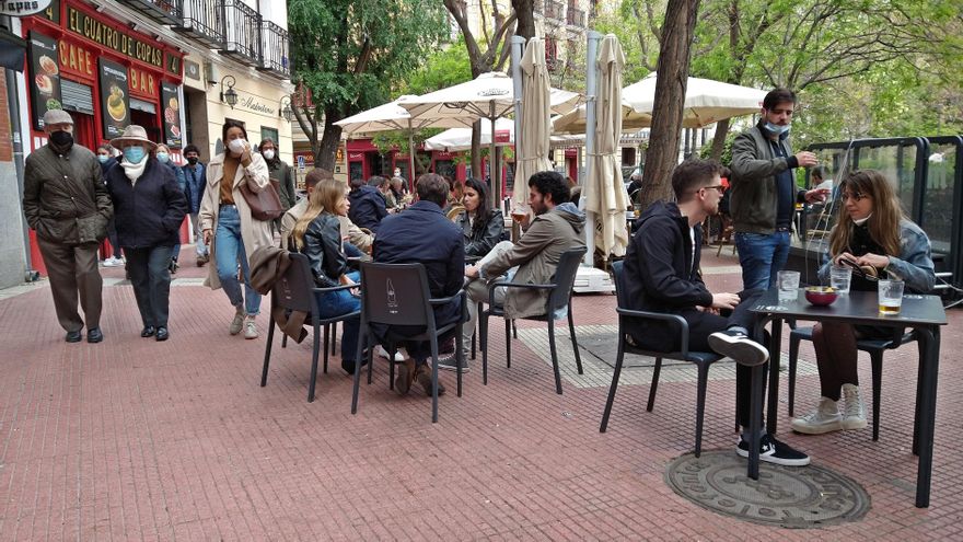 El 'terraceo' vence al confinamiento de Chamberí: sus visitantes ignoran o se saltan el cierre perimetral por Covid-19