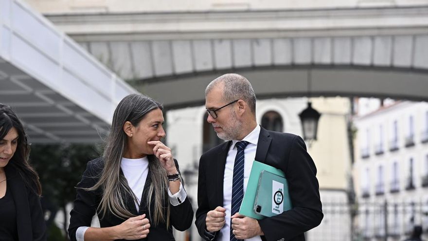 La portavoz Míriam Nogueras junto a Josep María Cruset Domènech a su salida del Congreso tras la rueda de prensa de este jueves para analizar el momento que atraviesa la legislatura.