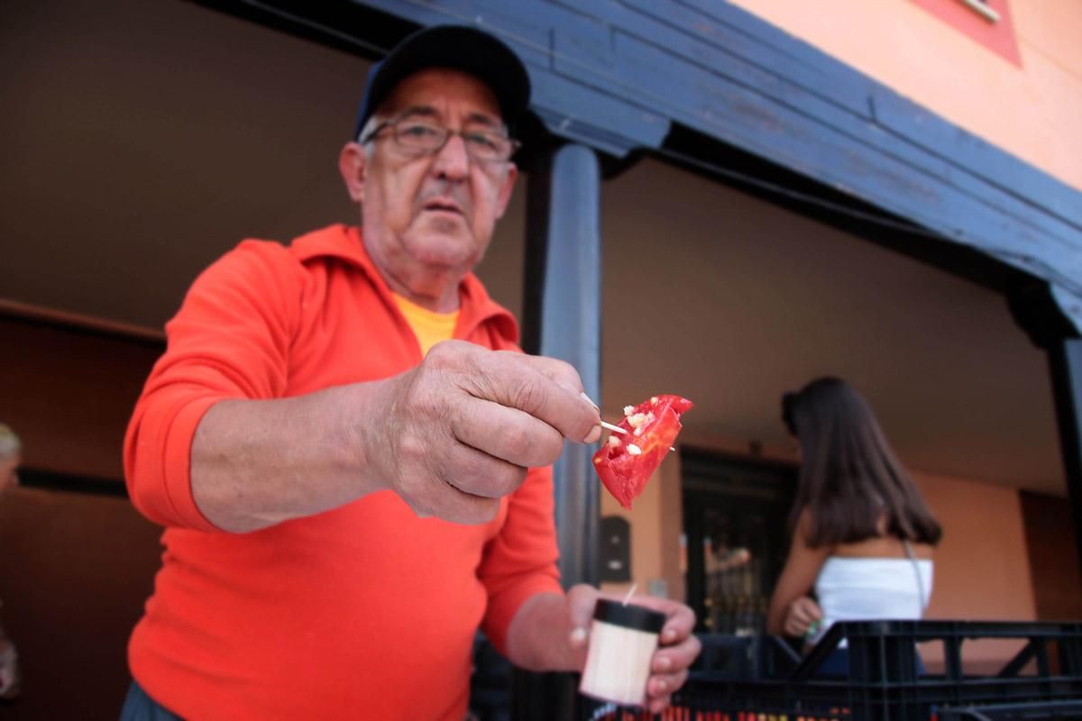 Una pequeña degustación en la Feria del Tomate de Mansilla.