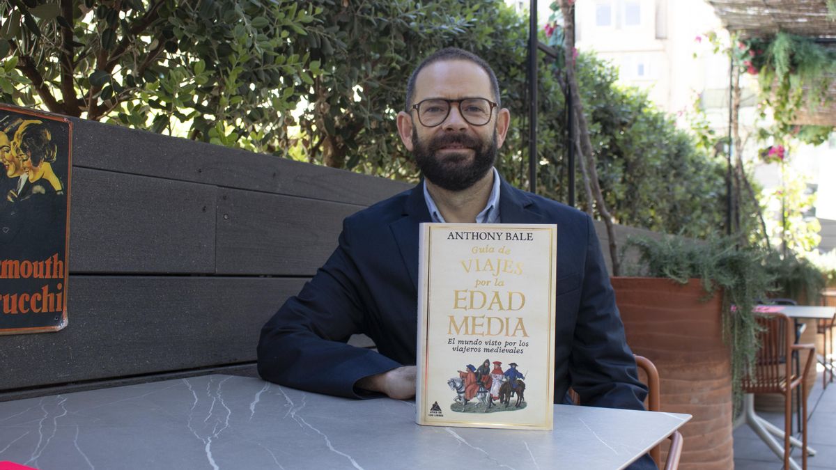 Anthony Bale posa con su libro en Barcelona