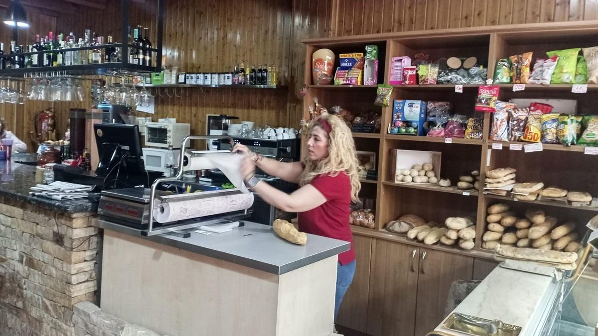 Interior de 'La Espiga de Laciana', el nuevo nombre del establecimiento, con panadería y más.