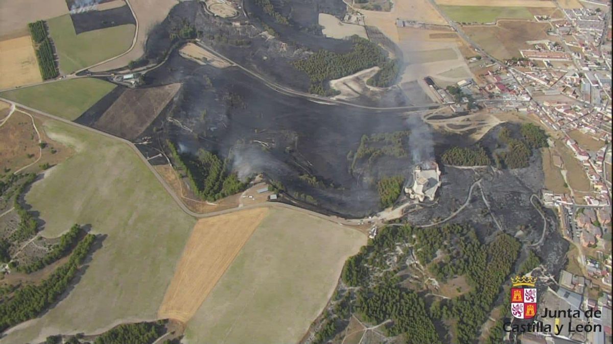 El incendio de Íscar mantiene un riesgo alto tras arrasar el bar del castillo