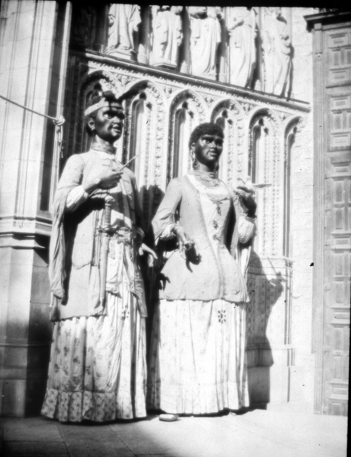 Gigantos de la Catedral durante la celebración de un día festivo en la Puerta del Perdón de la Catedral de Toledo. 1950.
