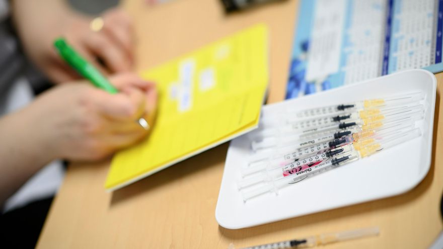 Imagen de archivode los preparativos de una jornada de vacunación en Viena. EFE/EPA/CHRISTIAN BRUNA