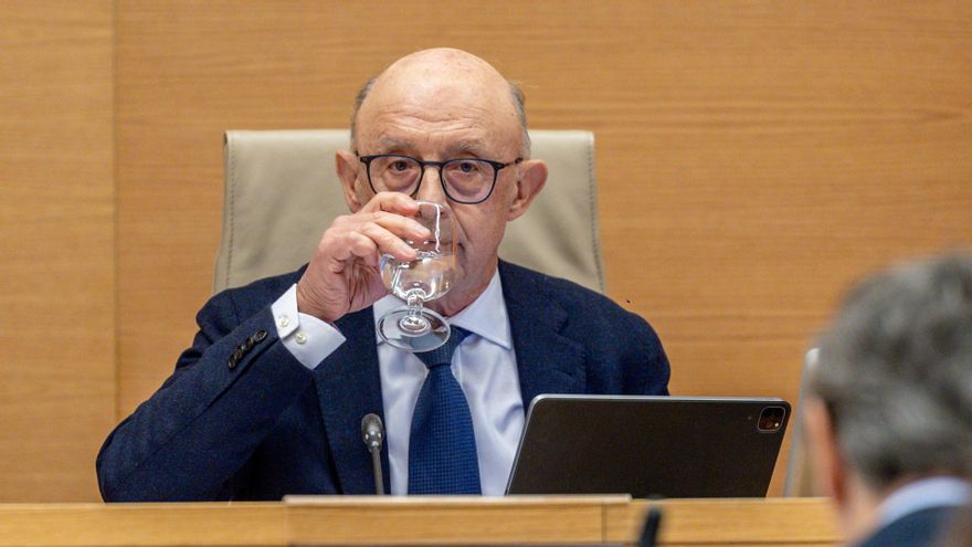 Archivo - El exministro de Hacienda y Función Pública Cristóbal Ricardo Montoro.