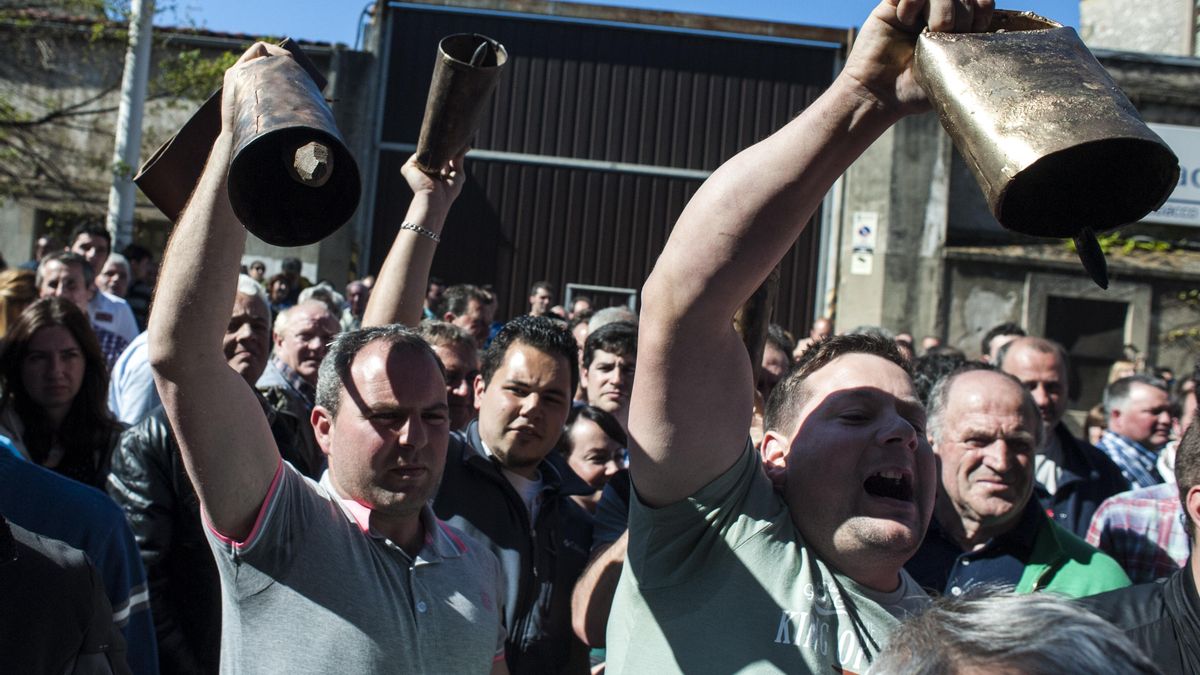Protesta de un grupo de ganaderos frente al Parlamento de Cantabria. |
