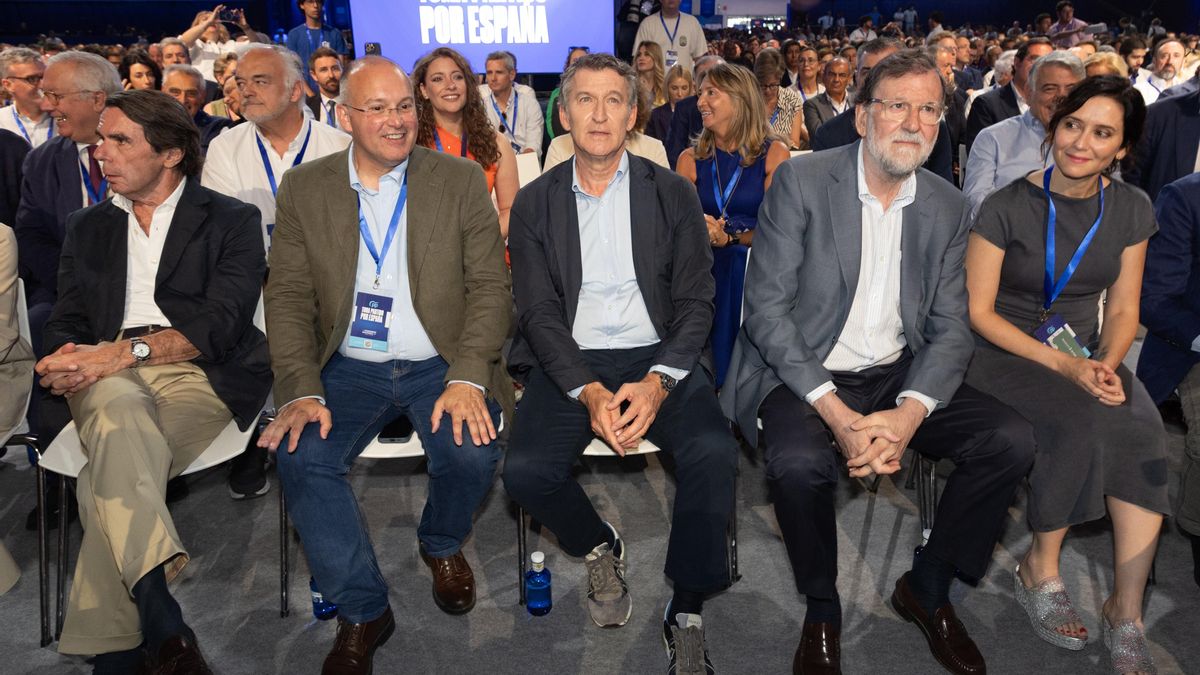 José María Aznar, Miguel Tellado, Alberto Núñez Feijóo, Mariano Rajoy e Isabel Díaz Ayuso, en el Congreso del PP.