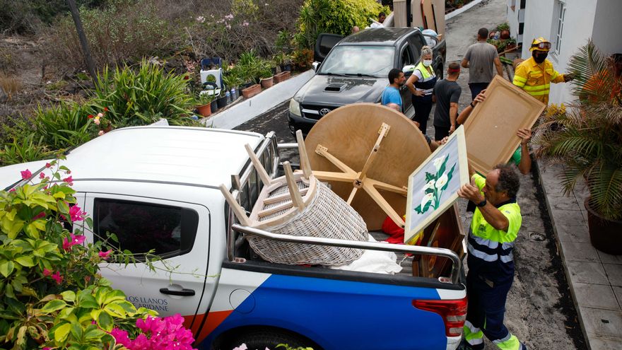 Erupción en La Palma: llueve ceniza sobre unos vecinos en "nerviosismo continuo"