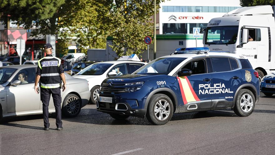 Un agente de la Policía Nacional durante un control durante la pandemia de COVID