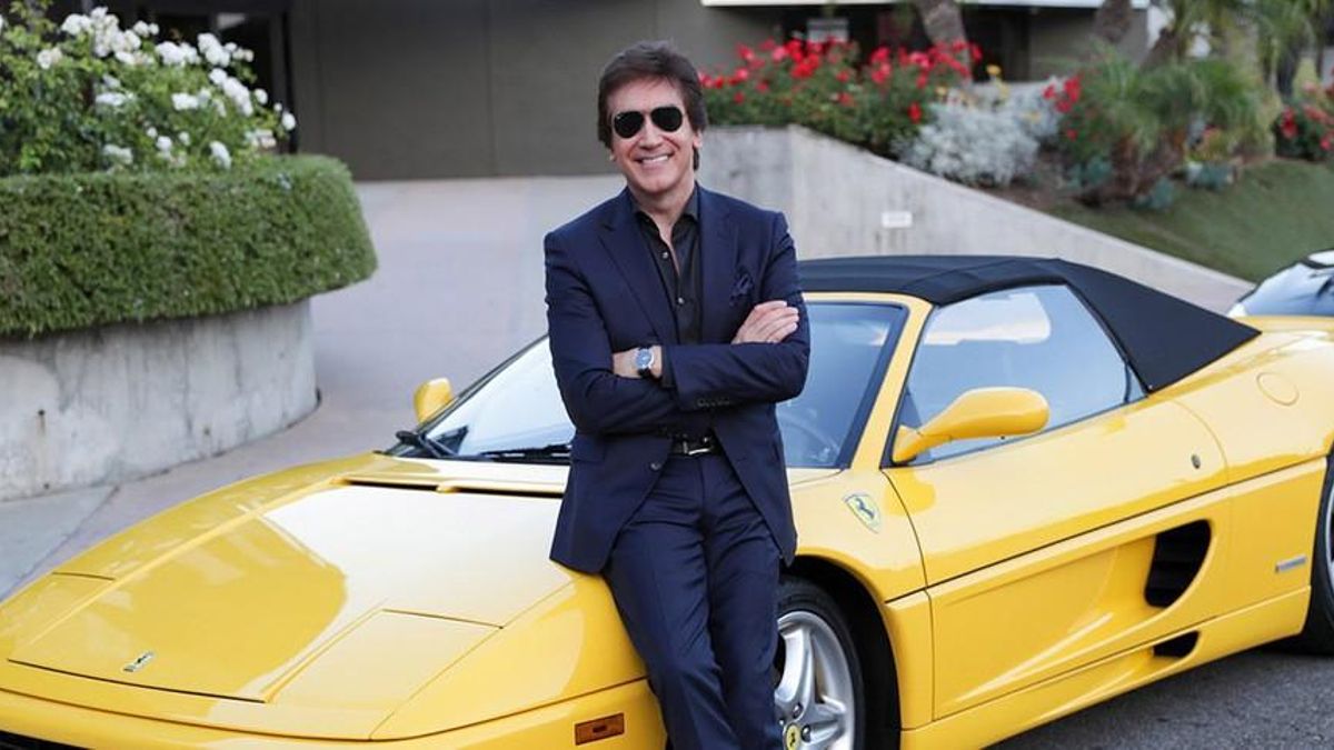 En 2020, un feligrés le donó a Dante Gebel una Ferrari F355 Spider amarilla y se la dejó en la puerta de su iglesia en California.