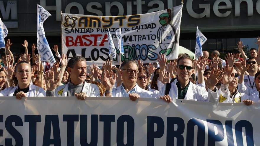 Los médicos arrancan su tercera semana de huelga en plena tensión con Sanidad