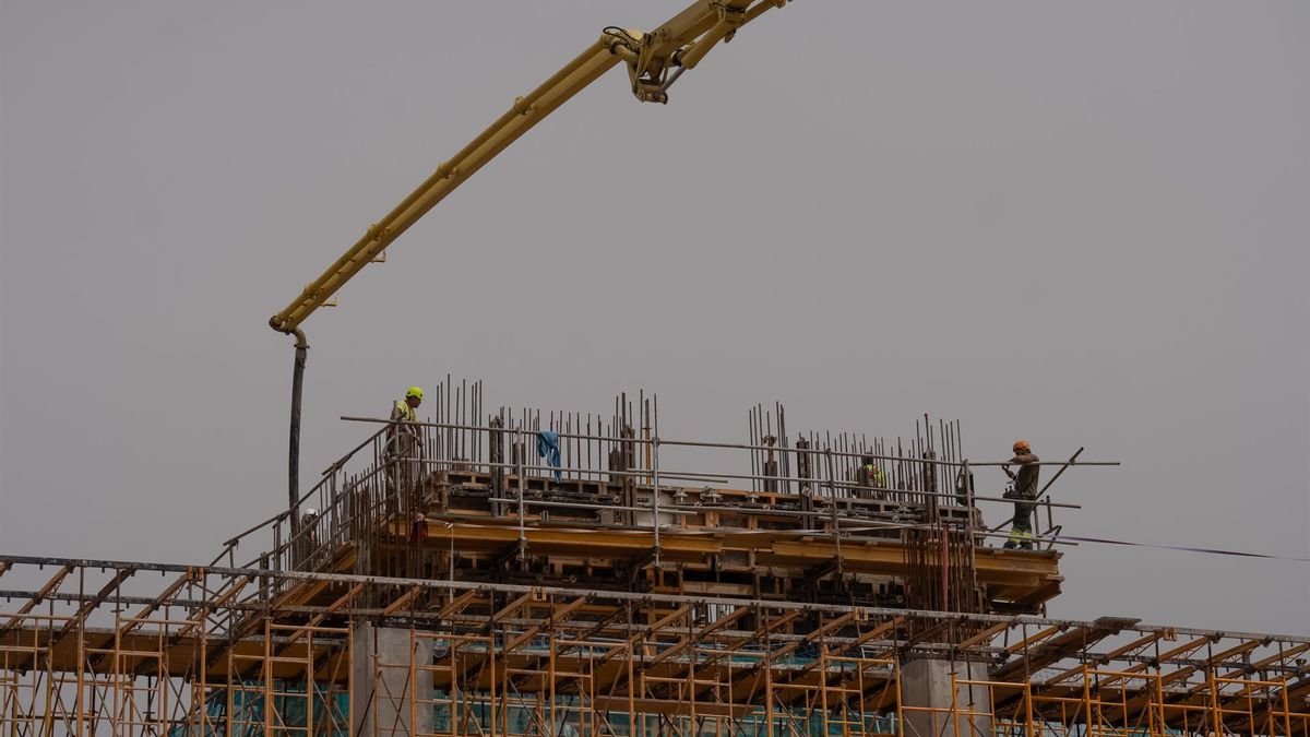 Detienen a un empresario en Puente de Vallecas por tener empleados sin contrato ni seguridad en una obra