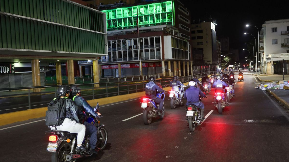 Efectivos el Cuerpo de Policía Nacional Bolivariana patrullan las calles