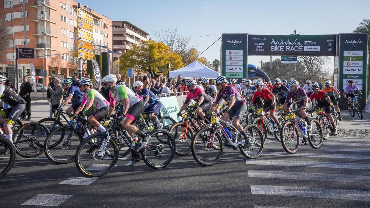 Los favoritos dominan en la llegada de la Andalucía Bike Race a Córdoba