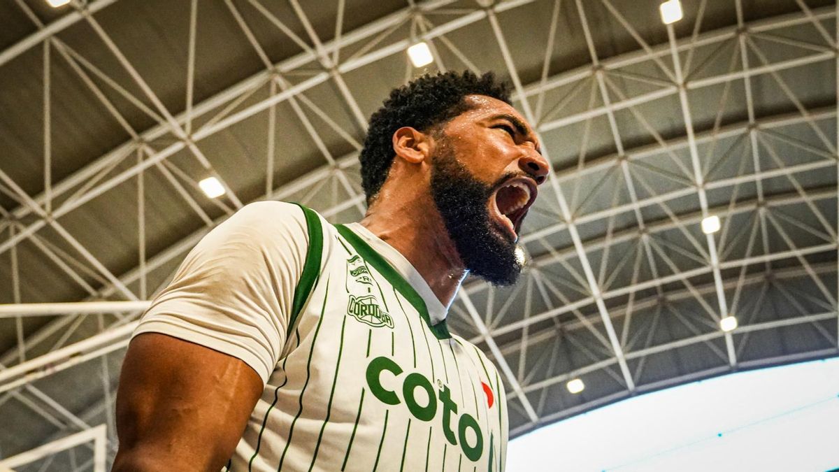 Kevin Schutte celebra una canasta con el Coto