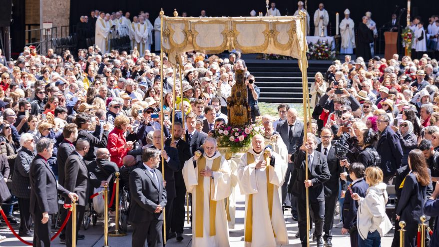 La Virgen de Montserrat sale de la basílica por primera vez este siglo por su milenario