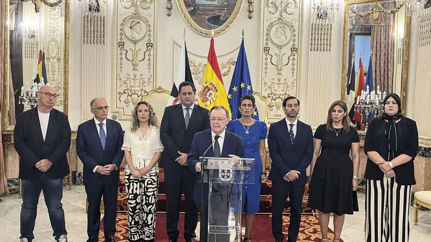 El presidente de Ceuta, Juan Jesús Vivas (c), comparece este lunes ante los medios de comunicación junto a varios miembros del Ejecutivo local. EFE/Reduan