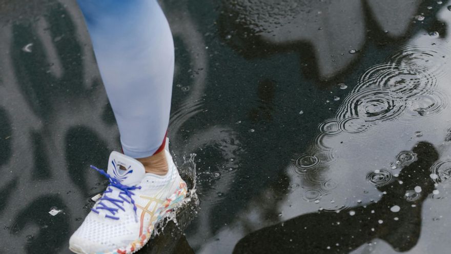 Adiós a las manchas negras: cómo limpiar las zapatillas de deporte por dentro