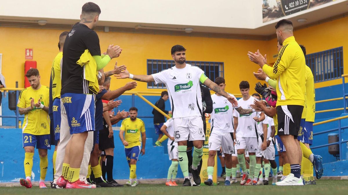 Pasillo del San Miguel al campeón de Tercera, Las Palmas Atlético, que vistió la segunda equipación del equipo sanmiguelero