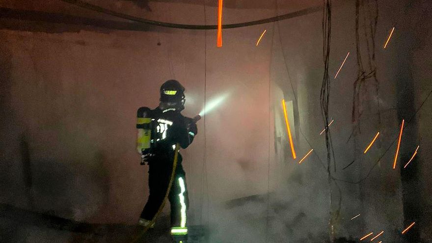 Incendio en una panadería en Santibáñez de la Isla. // Bomberos del Ayuntamiento de León