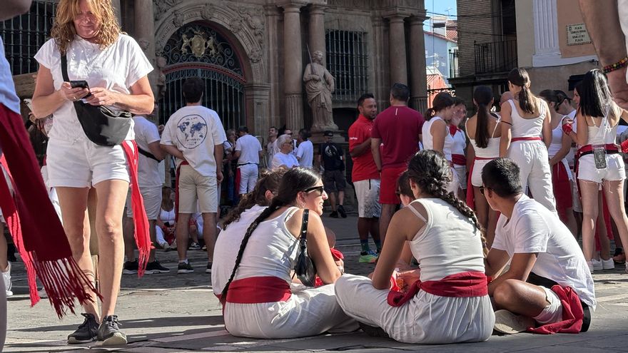Grupo de amigos esperando el chupinazo en la plaza del Ayuntamiento