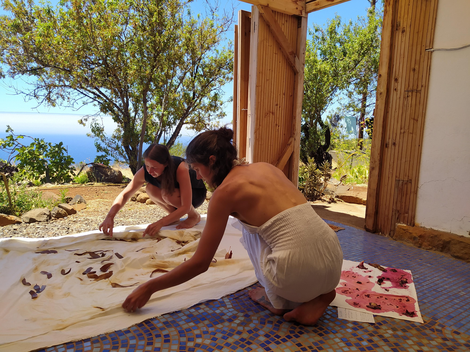 las artistas internacionales Miriam Hartwing y Finnja Willner trabajando tintes.