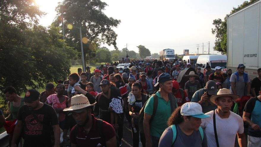 Caravana migrante avanza a paso lento por el sur de México y bajo vigilancia