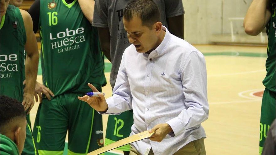 Rafa Sanz seguirá al frente del Peñas Huesca para asaltar el ascenso