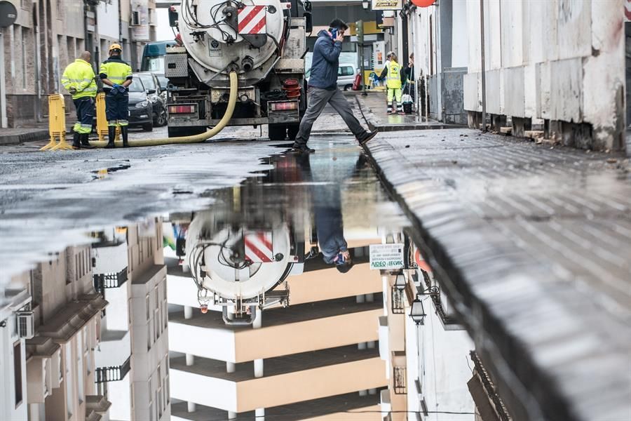 Un intenso chaparrón ha caído este sábado en Arrecife causando desperfectos. EFE/ Javier Fuentes