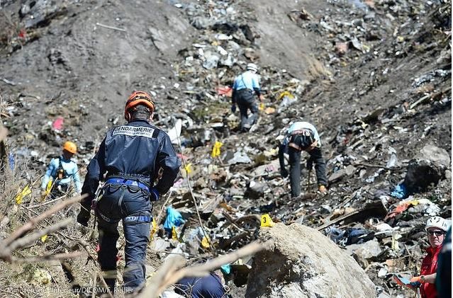 Miembros del operativo especial para el rescate de los restos del avión de Germanwings, trabajando en la zona de los Alpes del siniestro