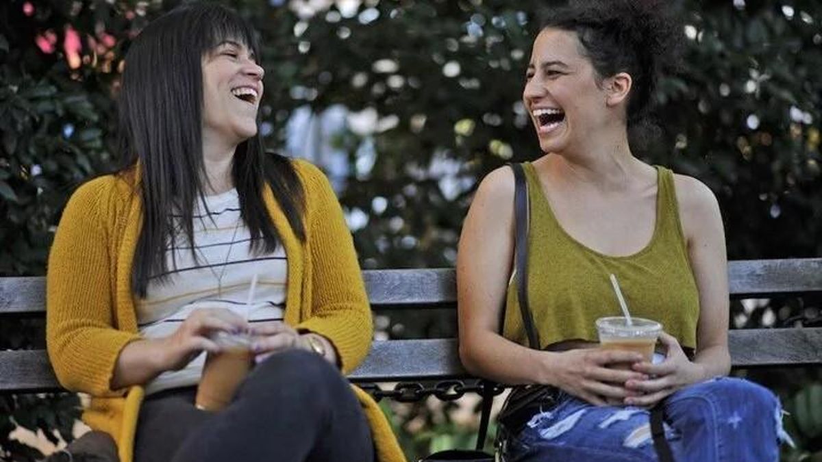 Tener una amiga cerca para dar un paseo, hacer recados o tomar algo después del trabajo puede cambiarnos (para bien) el día a día.