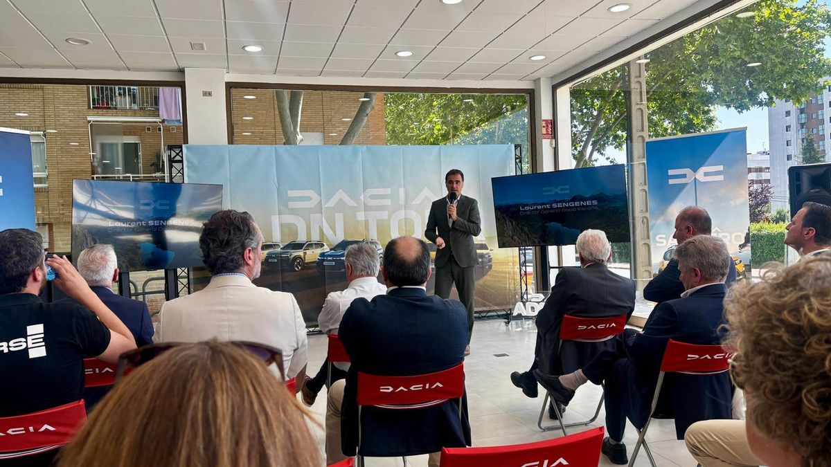 El director general de Dacia en España en las instalaciones de Logroño